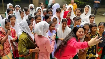 শিক্ষার্থীদের সঙ্গে সেলফি তোলেন পরীমণি। ছবি: সংগৃহীত