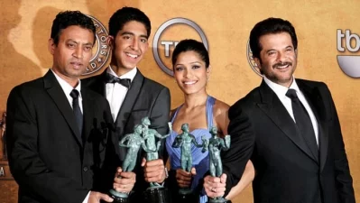 ‘স্লামডগ মিলিয়নেয়ার’ সিনেমার জন্য স্ক্রিন অ্যাক্টরস গিল্ড অ্যাওয়ার্ড হাতে ইরফান খান, দেব প্যাটেল, ফ্রিদা পিন্টো ও অনিল কাপুর। ছবি: সংগৃহীত