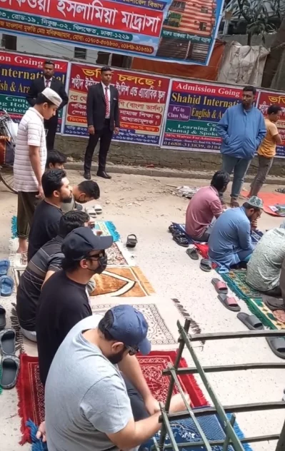 ঢাকার রাস্তায় জুমার নামাজ পড়ছেন আতিফ আসলাম। ছবি: সংগৃহীত