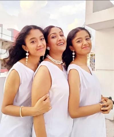 গোলাম ফরিদা ছন্দা ও তার যমজ কন্যা টাপুর-টুপুর । ছবি: সংগৃহীত