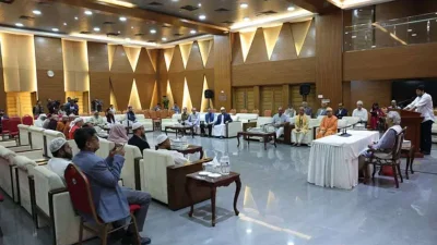 ফরেন সার্ভিস একাডেমিতে ধর্মীয় নেতাদের সঙ্গে বৈঠকে প্রধান উপদেষ্টা ড. মুহাম্মদ ইউনূস। ছবি: প্রধান উপদেষ্টার কার্যালয়