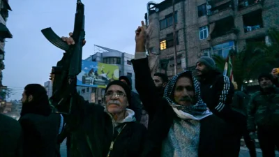 আসাদের পতনের পর বিজয়োল্লাসে বিদ্রোহী ও সাধারণ জনতা। 