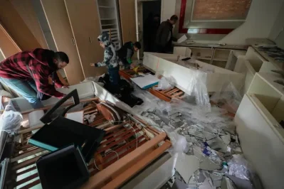 দামেস্কে আসাদের বাসভবনে জনতা ভাঙচুর ও লুটপাট চালাচ্ছে। ছবি: সংগৃহীত