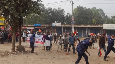 পুলিশ সদ্যসদের আত্মরক্ষার চেষ্টা।