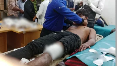 সংঘর্ষের ঘটনায় আহত এক ব্যক্তি। ছবি: ইত্তেফাক।