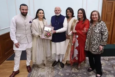 কাপুর পরিবারের পক্ষে নরেন্দ্র মোদির হাতে আমন্ত্রণপত্র তুলে দেন কারিশমা কাপুর। ছবি: সংগৃহীত