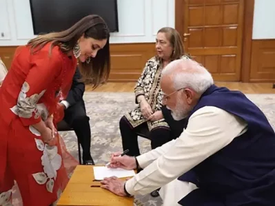 কারিনা কাপুরকে অটোগ্রাফ দিচ্ছেন প্রধানমন্ত্রী নরেন্দ্র মোদি। ছবি: সংগৃহীত