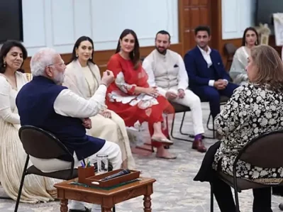 নরেন্দ্র মোদির সঙ্গে আলাপরত কাপুর পরিবারের সদস্যরা। ছবি: সংগৃহীত
