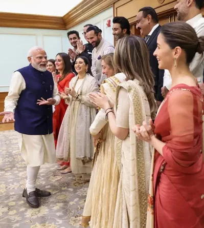কাপুর পরিবারকে স্বাগত জানান প্রধানমন্ত্রী নরেন্দ্র মোদি। ছবি: সংগৃহীত