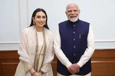 প্রধানমন্ত্রী নরেন্দ্র মোদির সঙ্গে কারিশমা কাপুর। ছবি: সংগৃহীত