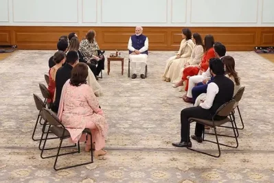 মনোযোগ দিয়ে কাপুর পরিবারের কথা শোনেন প্রধানমন্ত্রী নরেন্দ্র মোদি। ছবি: সংগৃহীত