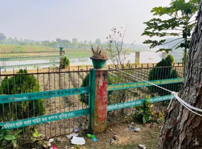 গাছের সঙ্গে বেঁধে রাখা হয়েছে স্কুলের ফুল বাগানের পিলার। ছবি: আজিম হোসেন