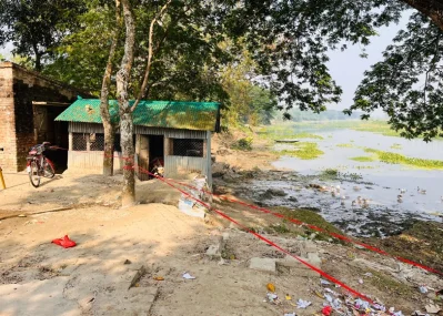 লাল রশি বেঁধে চিহ্নিত করা হয়েছে ভাঙনকবলিত এলাকা। ছবি: আজিম হোসেন