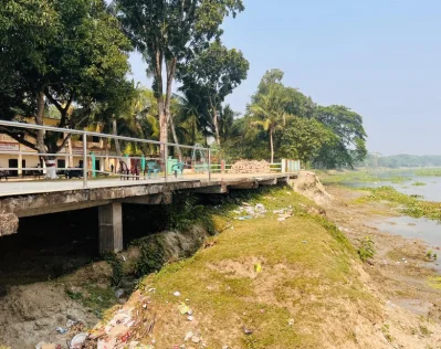 বিদ্যালয়ের শহীদ মিনারের নিচ থেকে সরে যাচ্ছে মাটি। ছবি: ইত্তেফাক 