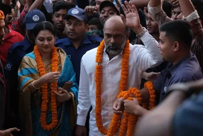 &lsquo;৮৪০&rsquo; ওরফে &lsquo;ডেমোক্রেসি প্রাইভেট লিমিটেড&rsquo;&ndash;এর একটি দৃশ্যে নাসির উদ্দিন খান ও বিজরী বরকতুল্লাহ। ছবি: সংগৃহীত