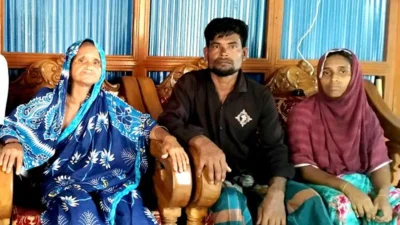 মায়ের সঙ্গে দেলোয়ার হোসেন। ছবি: সংগৃহীত।