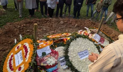 শহীদ বুদ্ধিজীবী কবরস্থানে ফুলে ফুলে ছেয়ে যায় কবির কবর। ছবি: সংগৃহীত