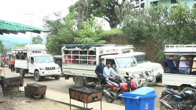 গাড়িতে পর্যটকদের আগমন।