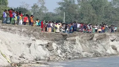 গাইবান্ধার সুন্দরগঞ্জ উপজেলায় তিস্তা নদীর ভাঙন রোধের দাবিতে মানববন্ধন করেছে নদী ভাঙনকবলিত এলাকাবাসী। ছবি: ইত্তেফাক