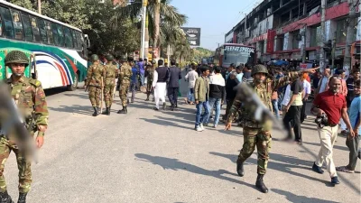 পুলিশ ও সেনাবাহিনীর সদস্যরা এসে শ্রমিকদের শান্ত করেন। ছবি: সংগৃহীত 