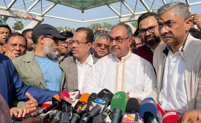 সাংবাদিকদের সঙ্গে কথা বলছেন বিএনপির স্থায়ী কমিটির সদস্য মির্জা আব্বাস। ছবি: সংগৃহীত