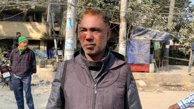 বাস শ্রমিকদের হামলায় আহত এক ব্যক্তি।