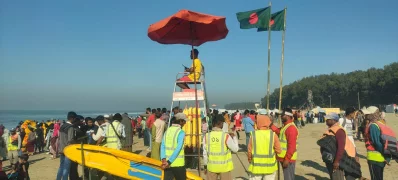 সুগন্ধা পয়েন্টেও ভিড় করছেন পর্যটকরা। ছবি:ইত্তেফাক