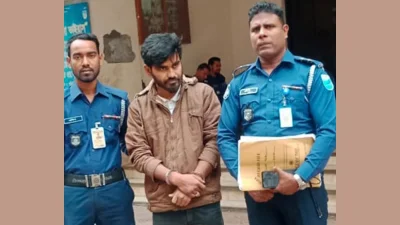 বুধবার রাতে আটক হওয়া ছিনতাইকারী আকাশ।