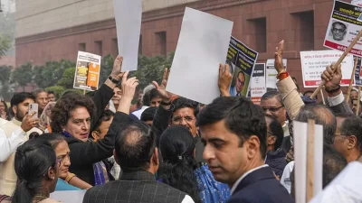 ভারতের পার্লামেন্টে বিজেপি ও বিরোধীদলীয় এমপিদের মধ্যে হাতাহাতি হয়েছে। ছবি: সংগৃহীত