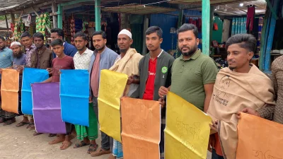মানবন্ধনে অংশ নেন নিঝুম দ্বীপ ইউনিয়নের বিভিন্ন শ্রেণি পেশার মানুষ। ছবি: ইত্তেফাক