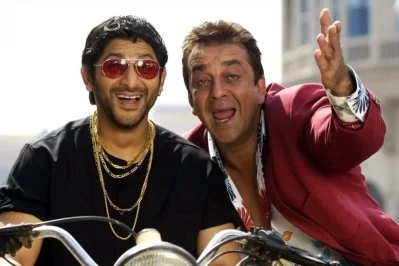 &lsquo;মুন্নাভাই এমবিবিএস&rsquo; সিনেমায় সঞ্জয় দত্ত ও আরশাদ ওয়ারসি। ছবি: সংগৃহীত