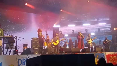 ম&zwnj;ঞ্চে পরিবেশনায় ব্যান্ড চিরকুট। ছবি: সংগৃহীত