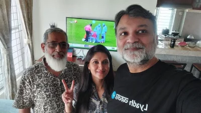 বাংলাদেশে মিথিলাদের বাড়িতে সৃজিত। ছবি: সংগৃহীত