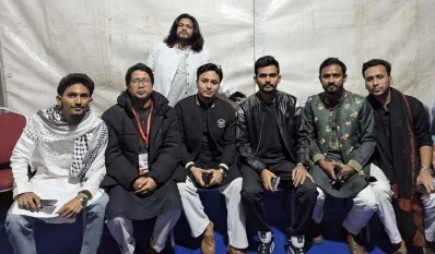 &lsquo;ইকোস অব রেভল্যুশন&rsquo; কনসার্টের ফাঁকে সিলসিলা ব্যান্ডের সদস্যদের সঙ্গে আসিফ মাহমুদ। ছবি: সংগৃহীত
