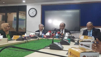 গণমাধ্যমের সামনে নিজের সম্পদ বিবরণী তুলে ধরলেন দুর্নীতি দমন কমিশনের (দুদক) চেয়ারম্যান মোহাম্মদ আবদুল মোমেন।