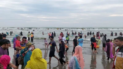 কক্সবাজারে পর্যটকের ঢল। ছবি: ইত্তেফাক