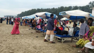 কক্সবাজারে পর্যটকের ঢল। ছবি: ইত্তেফাক