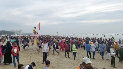 কক্সবাজারে পর্যটকের ঢল। ছবি: ইত্তেফাক
