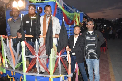 রেলের ইঞ্জিনে কালো পতাকা বেঁধে দেওয়া হয়। ছবি: ইত্তেফাক 