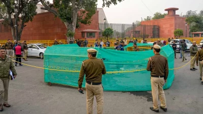 গায়ে আগুন দিয়ে ওই যুবক পার্লামেন্টের দিকে ছুটে যাচ্ছিলেন। ঘটনাস্থলের ছবি। সংগৃহীত