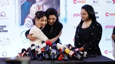 &lsquo;প্রিয় মালতী&rsquo;র স্পেশাল স্ক্রিনিং শেষে অভিনেত্রী মেহজাবীনকে এভাবেই জড়িয়ে ধরেন জয়া আহসান, পাশে রুনা খান। ছবি: সংগৃহীত