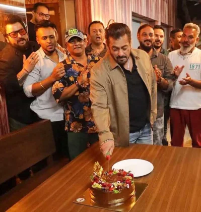 ঘরোয়া আয়োজনে কেক কেটে জন্মদিন উদ্&zwnj;যাপন করেন সালমান খান। ছবি: সংগৃহীত