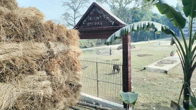 নওগাঁর রাণীনগরের শের-এ বাংলা সরকারি মহাবিদ্যালয়ের মাঠের এক পাশে শুধু গেইট আছে কিন্তু নেই চলাচলের রাস্তা। ছবি: ইত্তেফাক