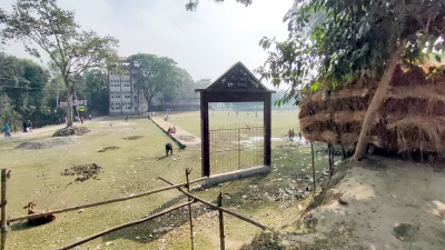 নওগাঁর রাণীনগরের শের-এ বাংলা সরকারি মহাবিদ্যালয়ের মাঠের এক পাশে শুধু গেইট আছে কিন্তু নেই চলাচলের রাস্তা। ছবি: ইত্তেফাক