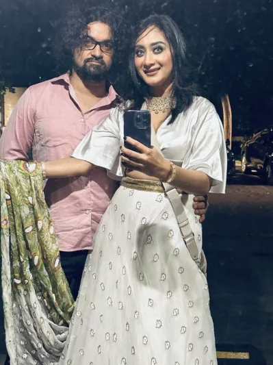 স্বামীর সঙ্গে স্বাগতা। ছবি: সংগৃহীত