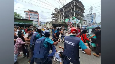 মার্চ ফর জাস্টিস&rsquo; কর্মসূচি পালনের চেষ্টা করলে আন্দোলনকারীদের লাঠিপেটা করে পুলিশ