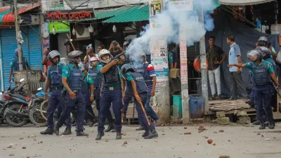 শিক্ষার্থীদের ছত্রভঙ্গ করতে কাঁদানে গ্যাসের শেল ছোড়ে পুলিশ