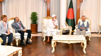 ২৮ নভেম্বর রাতে রাষ্ট্রীয় অতিথি ভবন যমুনায় অন্তর্বর্তী সরকারের প্রধান উপদেষ্টা ড. মুহাম্মদ ইউনূসের সঙ্গে সাক্ষাৎ করেন জামায়াতের আমির ডা. শফিকুর রহমান।