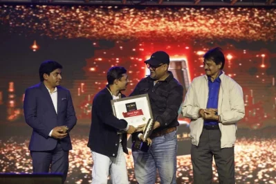 বর্ষসেরা গীতিকবির পদক গ্রহণ করছেন মাহমুদ মানজুর। ছবি: সংগৃহীত