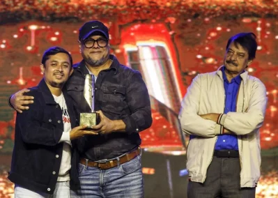 বর্ষসেরা গীতিকবির পদক গ্রহণ করছেন মাহমুদ মানজুর। ছবি: সংগৃহীত